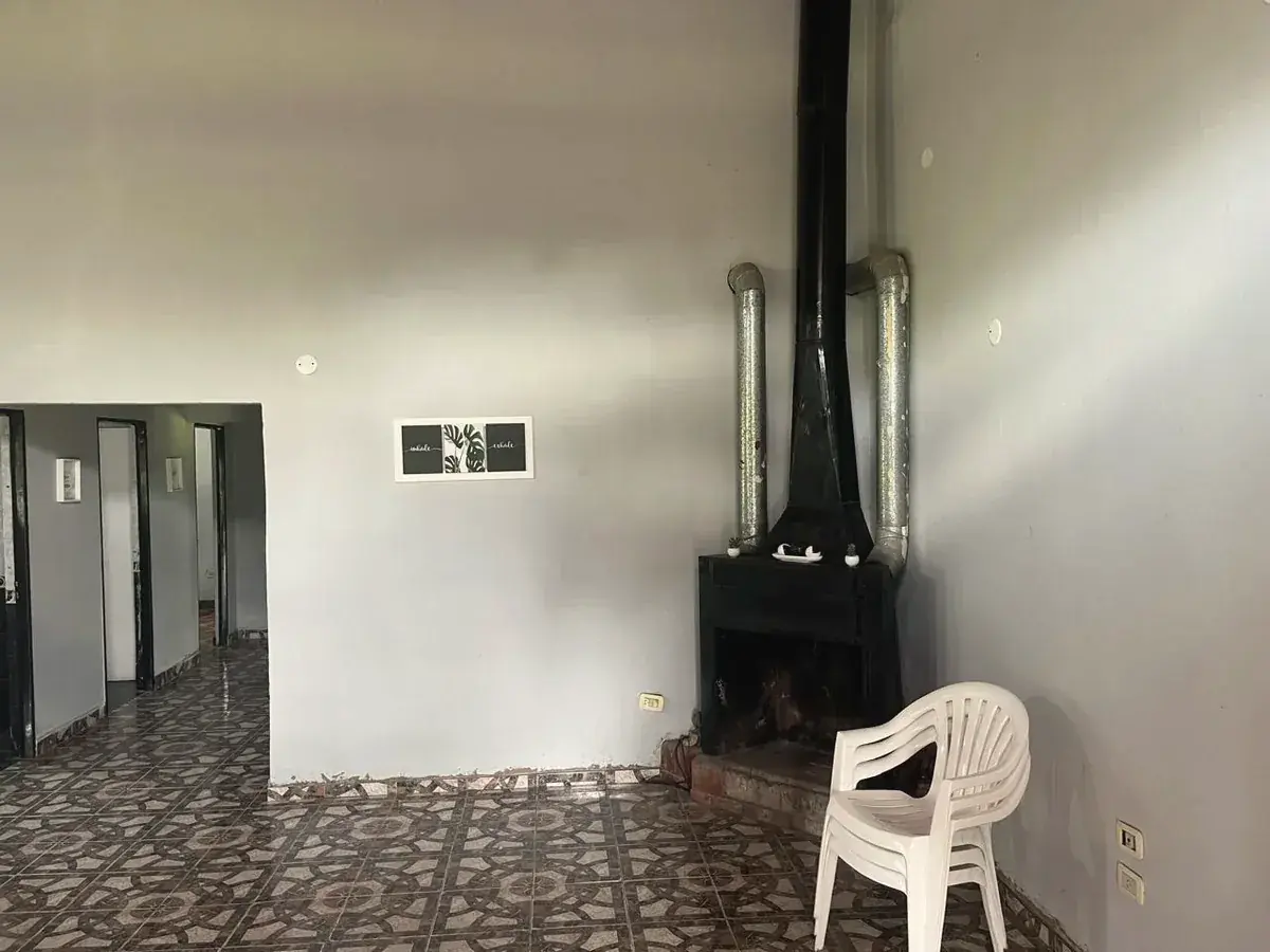 Salón con chimenea de la casa