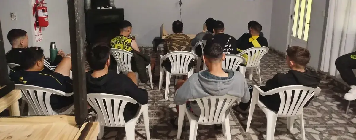 Salón de encuentro con el grupo reunido