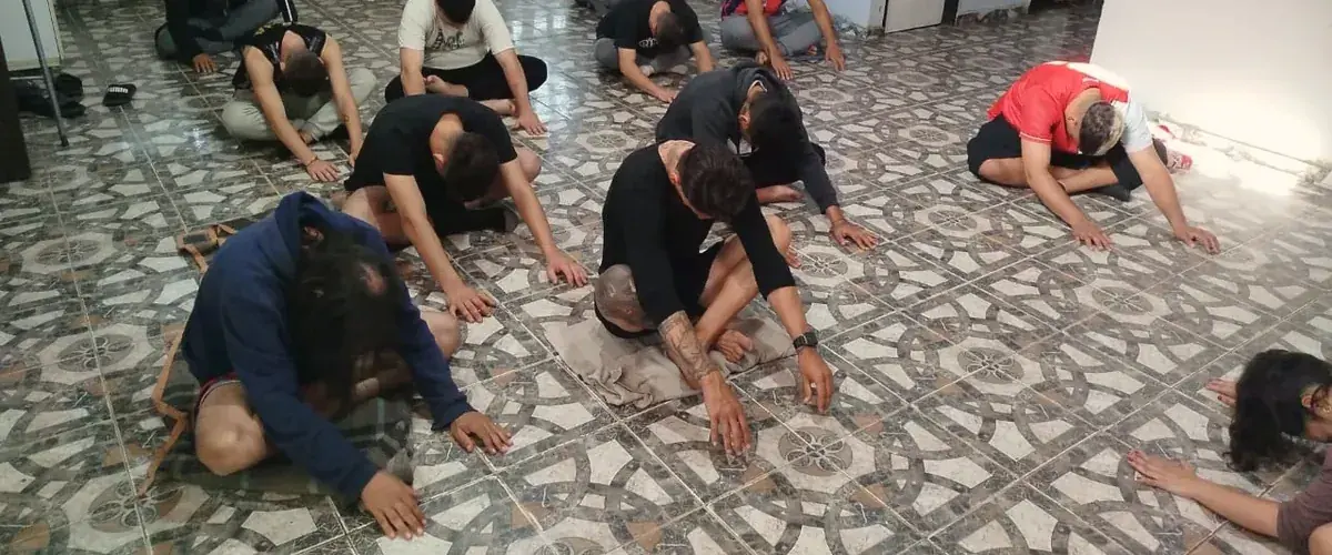 Práctica de yoga en el salón